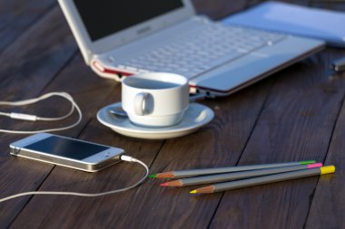 Beyaz iş ve yaratıcı ortamda elektronik aygıtlar ve kahve kupa
