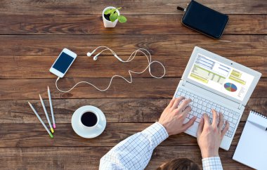 Ahşap Resepsiyon havai görünümü bilgisayarda çalışan adam