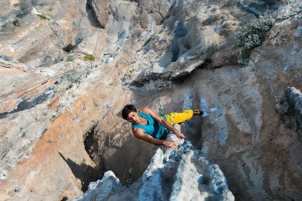 Mature Male Extreme Climber hanging on unusual shaped Rock — Stock Photo, Image