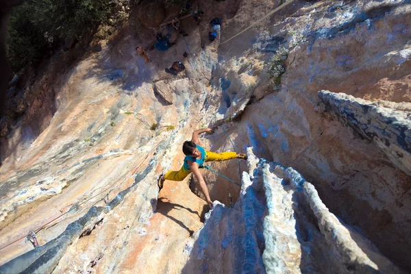 Mature Male Extreme Climber hanging on unusual shaped Rock — Stock Photo, Image