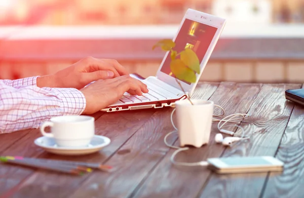 Trabajos freelance en madera Mesa situada en terraza exterior — Foto de Stock