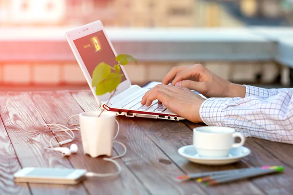 Trabalho freelance em madeira Mesa localizada no terraço ao ar livre — Fotografia de Stock