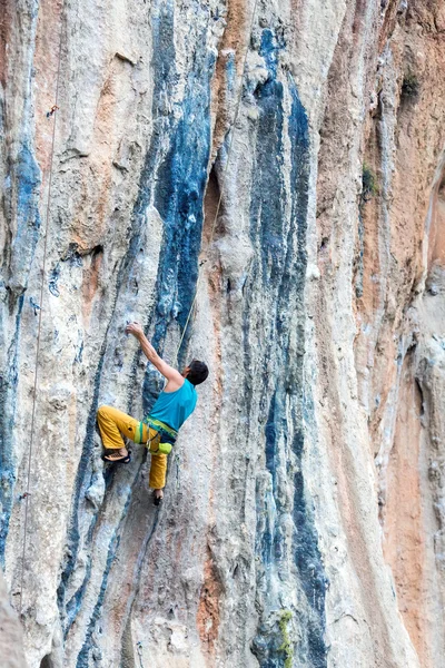 Volwassen Rock klimmer oplopende steile kleurrijke rotsachtige wand leiden klimmen — Stockfoto