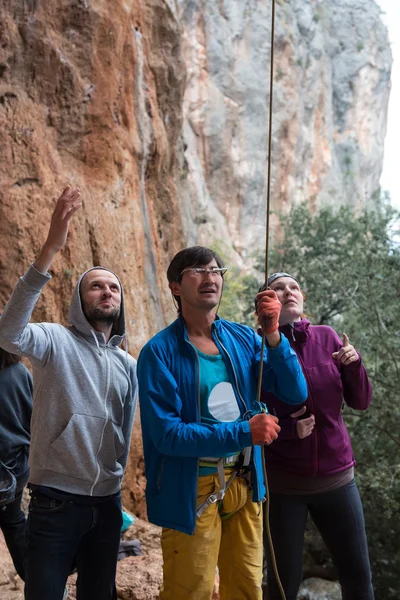 Ομάδα ορειβατών belays ηγέτης με ώριμη προπονητής στη μέση — Φωτογραφία Αρχείου