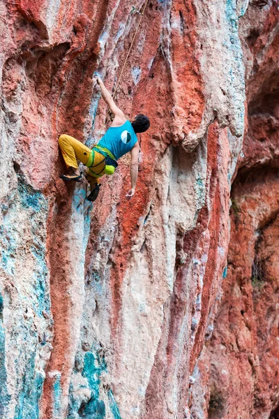 Volwassen Rock klimmer oplopende steile kleurrijke rotsachtige wand leiden klimmen — Stockfoto