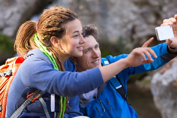 Dos excursionistas Hombre y Niña tomando fotos con teléfono móvil —  Fotos de Stock