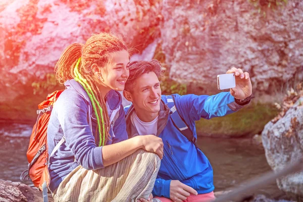 Baba ve kızı gülümseyen ve cep telefonu ile fotoğraf çekme