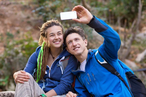 Joven familia tomando fotos al aire libre con teléfono móvil —  Fotos de Stock