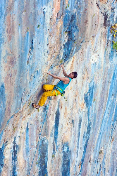 侧面视图的男登山者挂在垂直的岩石 — 图库照片