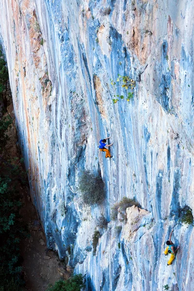 Yüksek olağandışı renk kayalık duvar ve artan iki dağcı — Stok fotoğraf