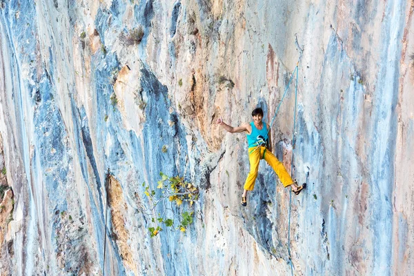 Hombre sonriente escalador de roca descendiendo en la cuerda con señal de mano Okey — Foto de Stock