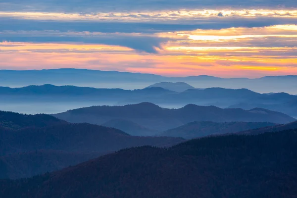 Vista de montanhas com muitas gamas de nevoeiro empilhadas e pôr do sol — Fotografia de Stock