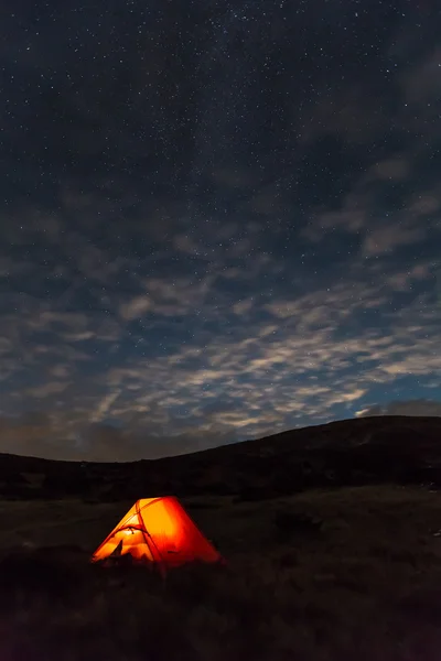 Paisaje nocturno de montaña con carpa iluminada — Foto de Stock