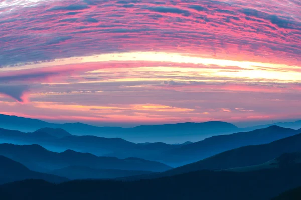 Гори Переглянути багато туманних хребтів і фіолетових хмар — стокове фото