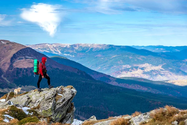 Hiker bor på stenig klippa Observera bergen panoramautsikt — Stockfoto