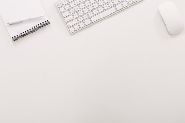 Office beyaz bilgisayar klavye fare ve not defteri en iyi manzaralı tablo