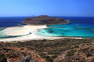 Beyaz kum plaj kayalık ada okyanus ve gökyüzü