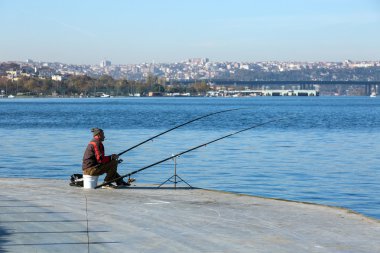 Sahil mesire Istanbul şehir manzara geçmiş vasıl oturan balıkçı