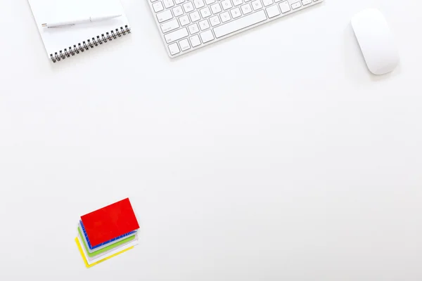 Werkende plaats moderne ondernemer in de witte tafel met visitekaartjes — Stockfoto