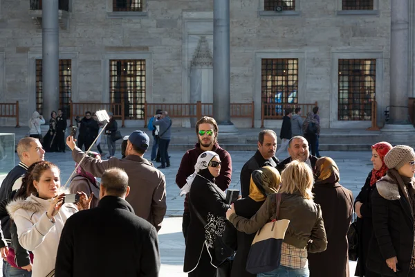 Grupo de turistas Visitar lugares históricos Tomar fotos de uno mismo Retrato —  Fotos de Stock