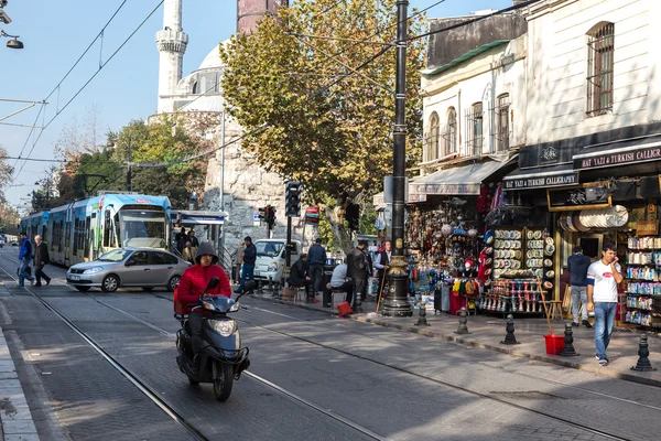 Foto de la calle de la ciudad de Estambul con tranvía y multitud caminando —  Fotos de Stock