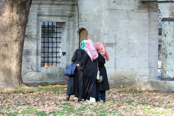Grupo de três senhoras islâmicas vestidas fazendo auto retrato foto — Fotografia de Stock