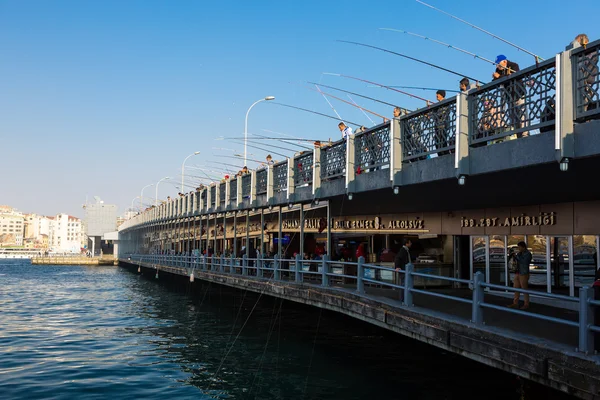 На мосту в Стамбуле многие мужчины остаются с удочками — стоковое фото