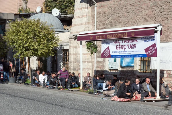 Gente turca moderna sentada en la calle antes de la ceremonia de oración — Foto de Stock