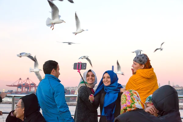 Opgewonden mensen voeden Sea Meeuwen achter Ferry boot — Stockfoto