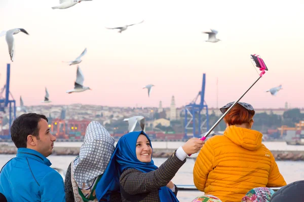 Sonriente árabe damas tomando autorretrato con gaviotas de mar — Foto de Stock