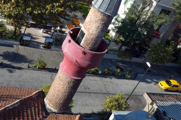 Blick von oben auf die kleine Istanbul Straße mit dem islamischen Minarett Stockfoto