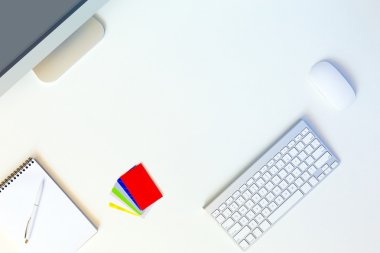 Çalışma yer modern girişimci iş kartları ile beyaz tablosundaki 