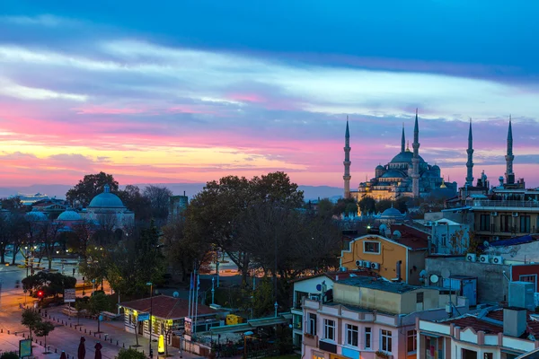 Istanbul Città Vecchia Vista Mattina con caffè di strada e famosa Moschea Blu — Foto Stock