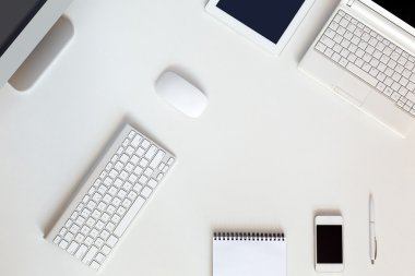 Beyaz masa üzerinde sanal gerçeklik ortamında Üstten Görünüm