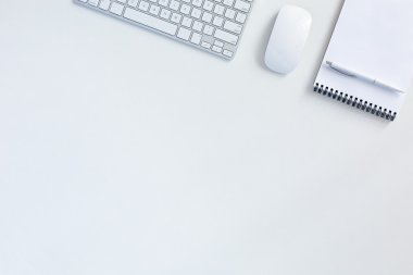 İş geçmişi klavye fare Not Defteri ile beyaz masada 