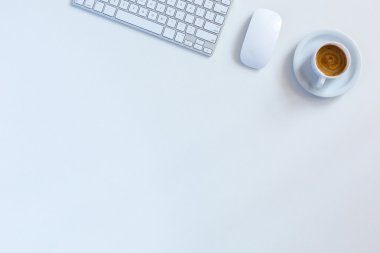 Beyaz Ofis Masası üzerine sabah kahve Kupası 