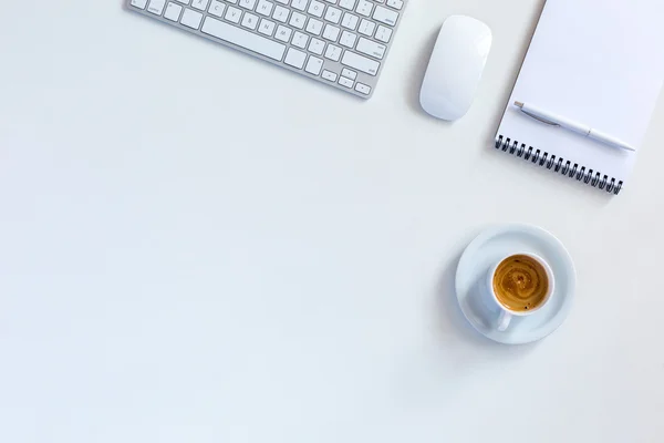 흰색 사무실 테이블에 커피의 아침 컵 — 스톡 사진