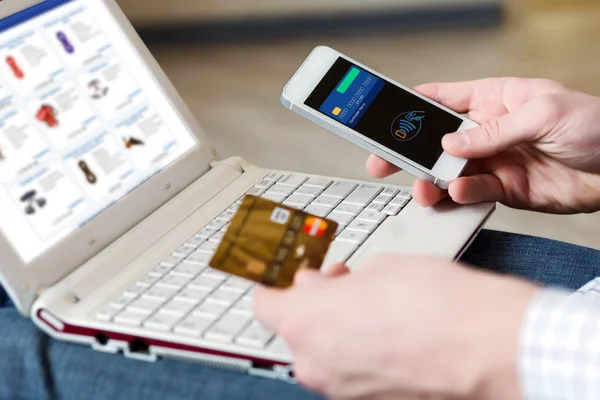 Compras Pessoa fazendo Pagamento Móvel com Telefone — Fotografia de Stock