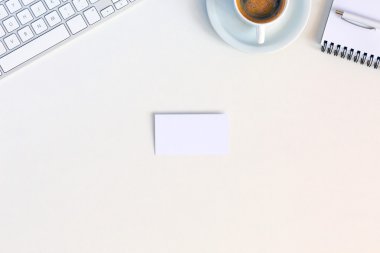 Elektronik ileti örneği ve kahve beyaz üzerine Office kompozisyonu