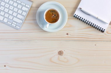 Office kompozisyon elektronik kırtasiye ve ahşap üzerine kahve