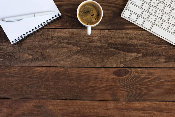 Vista superior del escritorio de madera con papelería electrónica y café —  Fotos de Stock