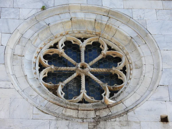 Dove rustend op rose venster van Romaanse kerk valdicastello — Stockfoto