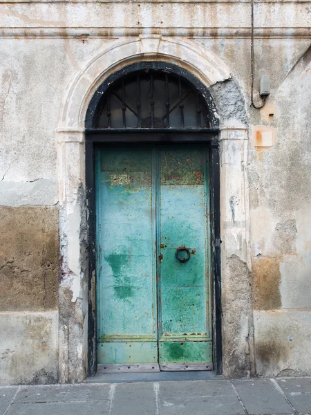 Porta di un vecchio edificio con vernice arrugginita e sbucciante — Foto Stock