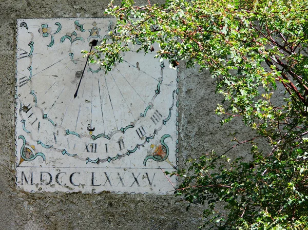 Vertical sundial timepiece of ancient times painted on a  wall — Stock Photo, Image