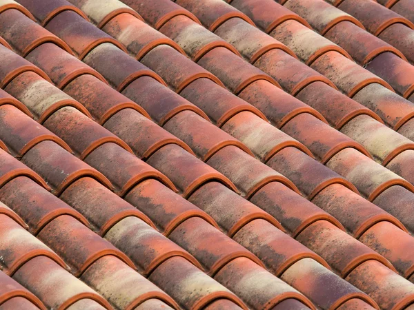 Clay (terracotta) tiles on the roof of a country house — Stock Photo, Image