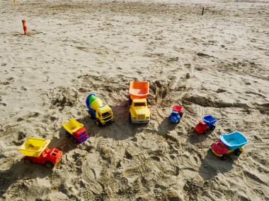 Grup oyuncak çalışma kamyon sahilde