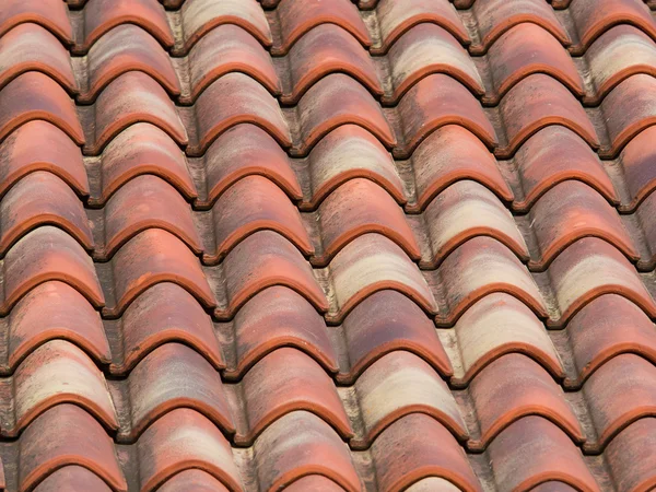 Clay (terracotta) tiles on the roof of a country house — Stock Photo, Image