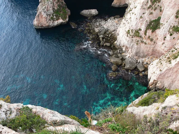 Хрупкие скалы и красивое море у Голубого Гротто Мальта — стоковое фото
