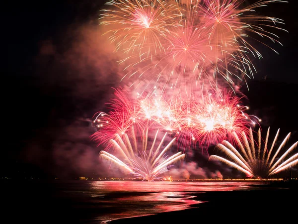 Fireworks lighting the water from Forte dei Marmi's Pier — Stock Photo, Image