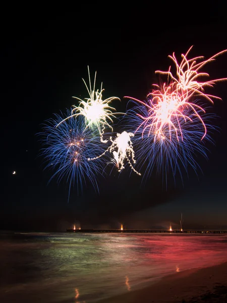 Fireworks show reflecting in the water from Forte dei Marmi's Pi — Stock Photo, Image